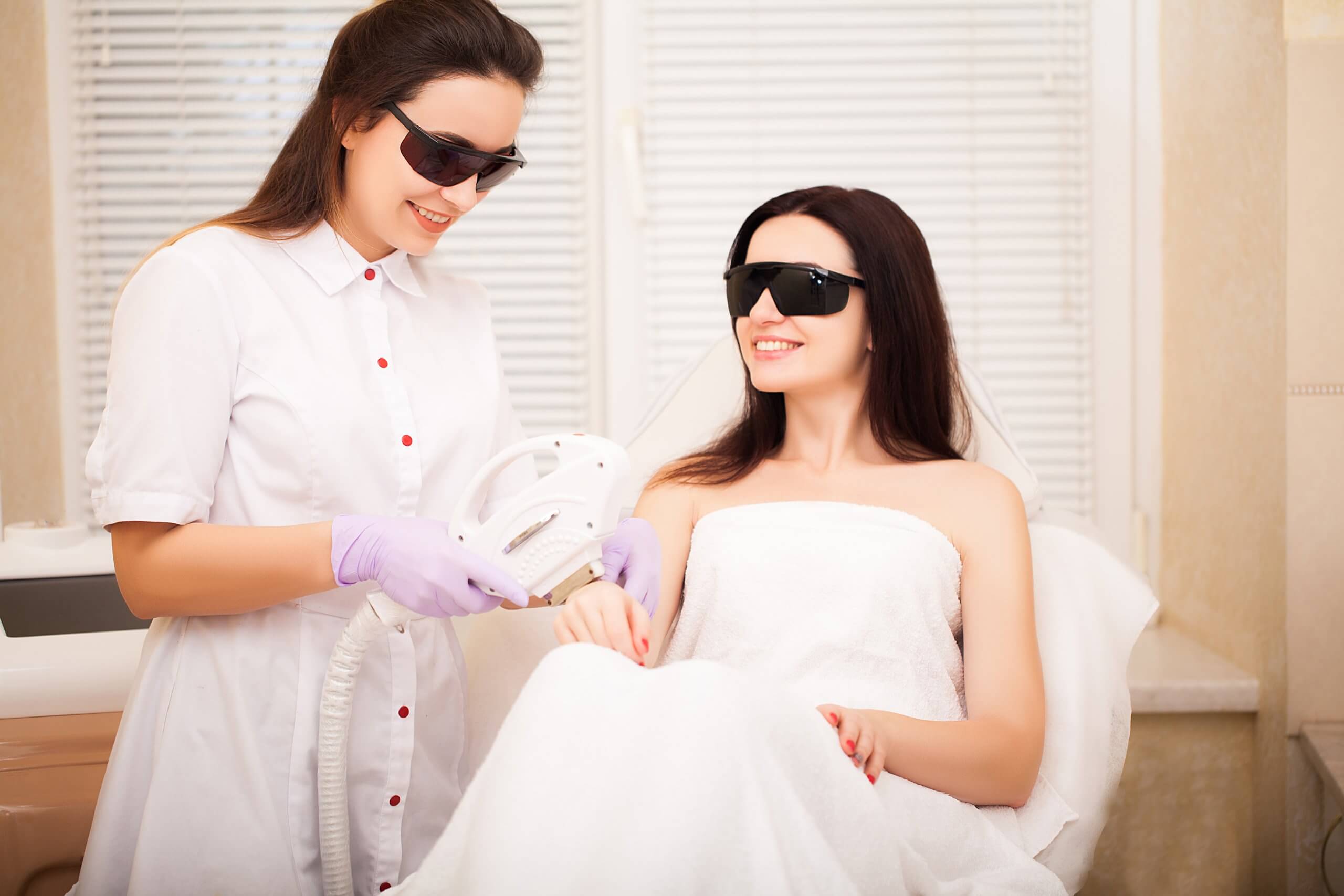 woman receiving a cosmetic laser treatment from a possible career changer to a cosmetic laser technician career.