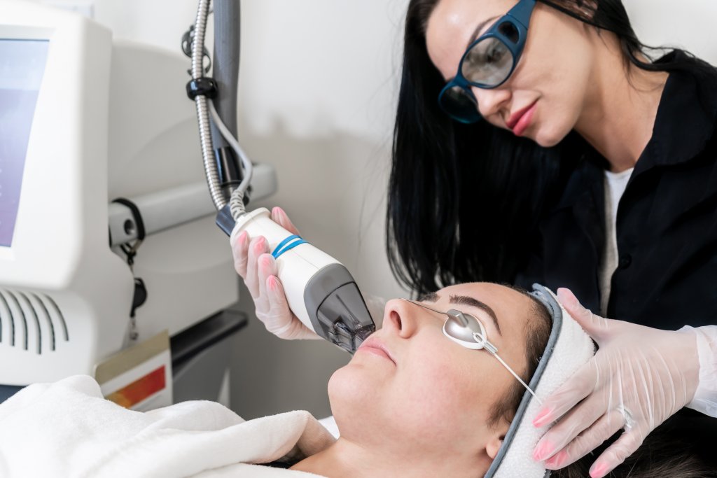 Perform cosmetic laser treatments a laser technician